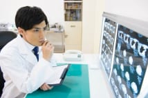 患者の死亡率 外科医は若手、内科医はベテランで高くなる?