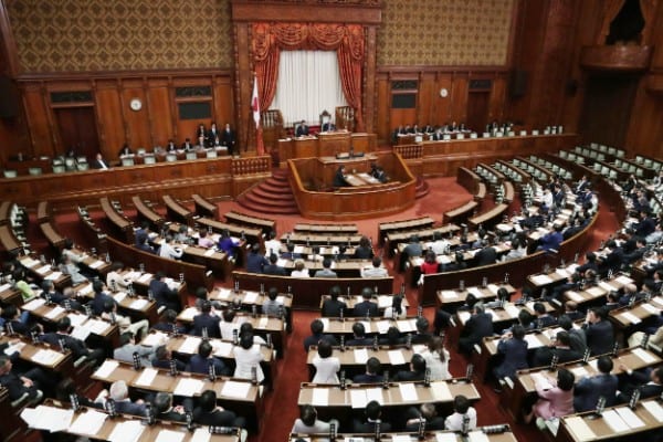 国会議員は”足りない”？（時事通信フォト）