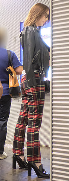 肩に羽織ったダブルの革ジャンが決まっている香里奈