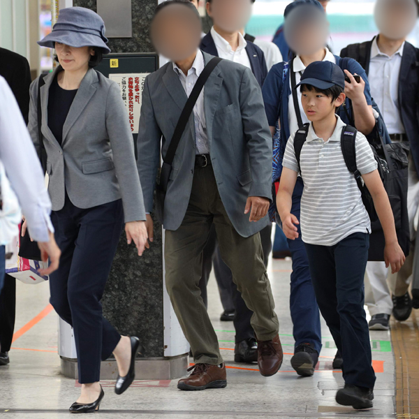 東京駅のホームから新幹線に乗り込まれる紀子さまと悠仁さま（5月下旬）