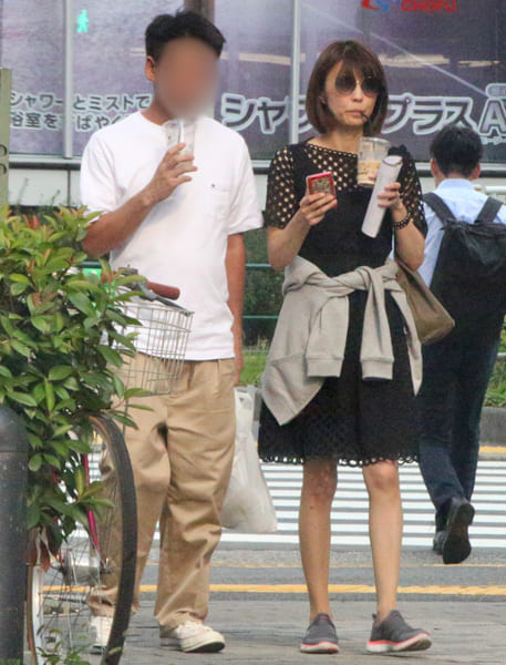 ドリンクを飲みながら歩くふたり