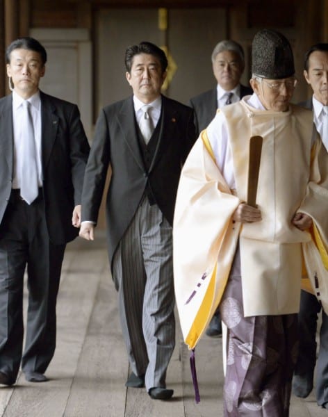 2013年、靖国神社を参拝した安倍首相（共同通信社）