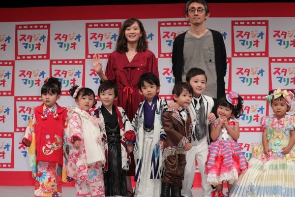 子供達と集合写真を撮る前田敦子