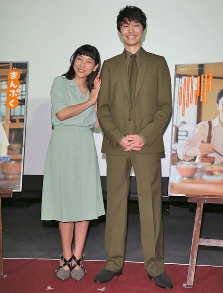 試写会に登壇した安藤サクラと長谷川博己