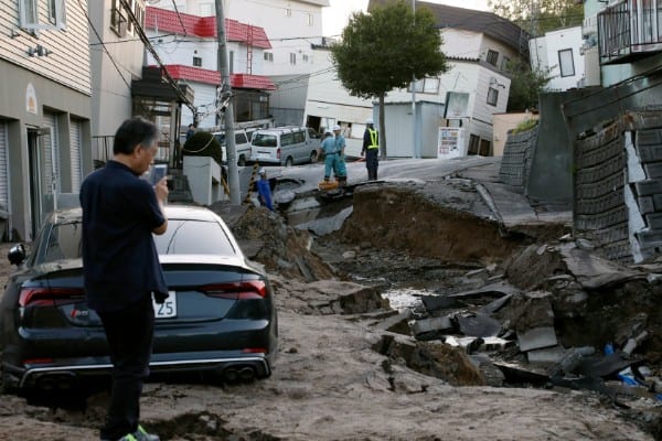 札幌市では液状化現象で地面が割れ、建物が傾く被害も（時事通信フォト）