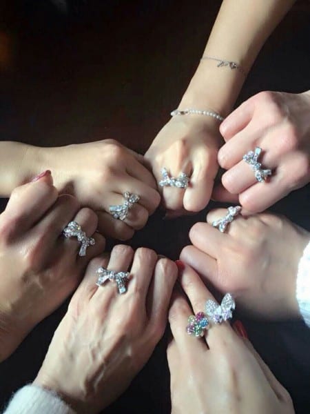 「7人の想いが叶うように」と作られたお揃いのリング（撮影／井上たろう）