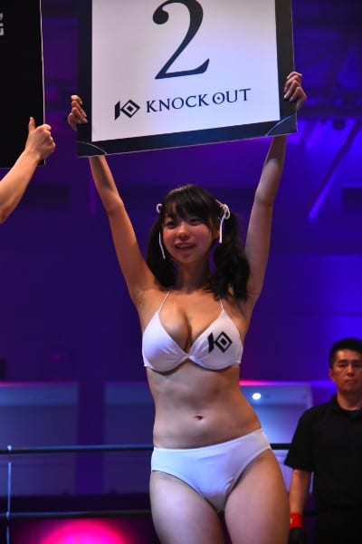 KNOCK OUTの青山ひかる（撮影／井上たろう）