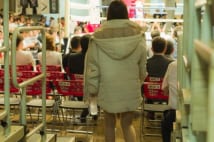 格闘技ラウンドガールの1日に密着、弁当から記念撮影まで