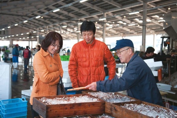 魚市場を視察するセコムの猪口由美氏（左）