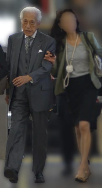 ぴったり寄り添う2人