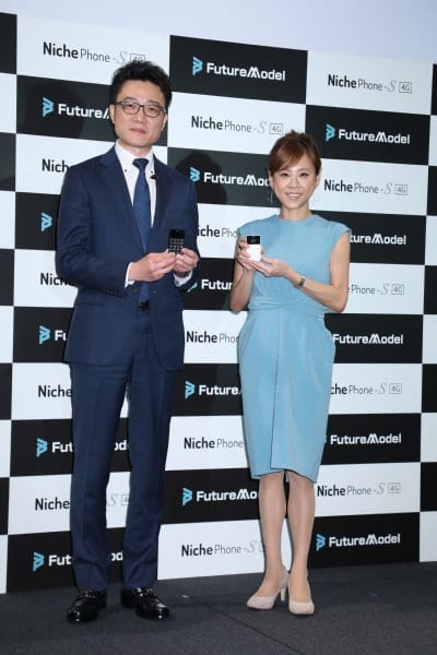SIMフリー携帯電話「NichePhone-S 4G」を持つ高橋真麻