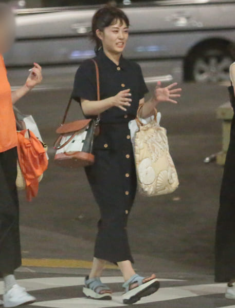 友人たちと楽しそうに話す高畑