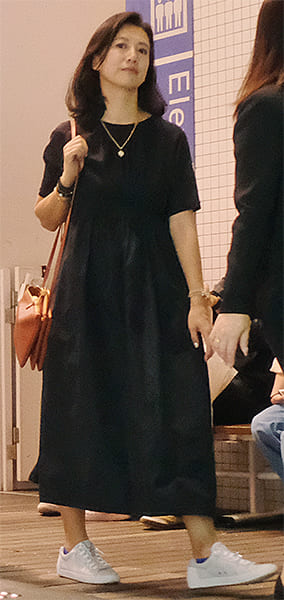 ラフなワンピースに白いスニーカーの戸田菜穂