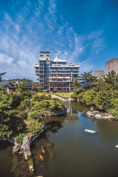 庭園越しに望む東光園