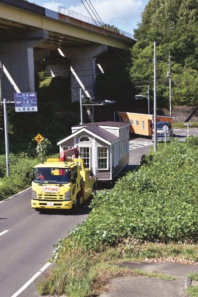 真備町に到着したトレーラーハウス