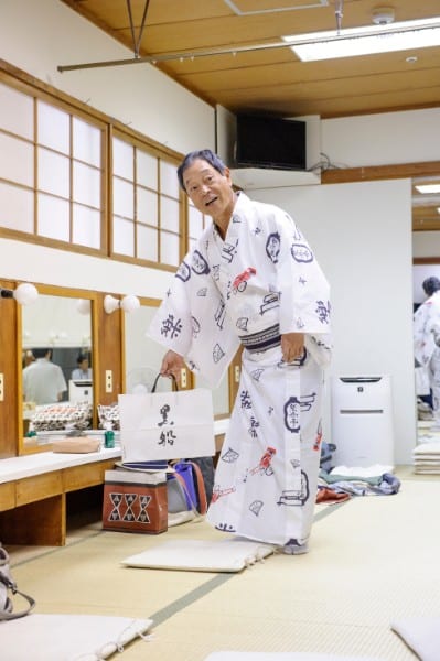 楽屋見舞いに笑顔で対応