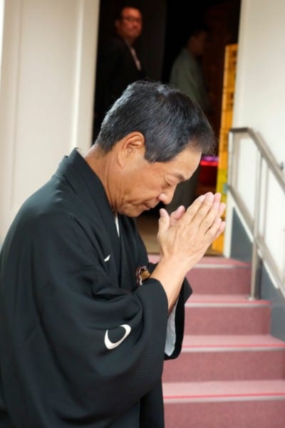 開演直前、舞台裏の神棚に手を合わせる