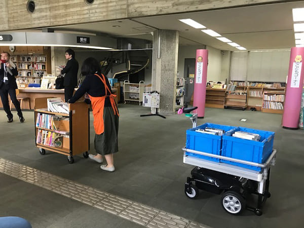『つくば市立中央図書館』に導入された運搬ロボット『サウザー』