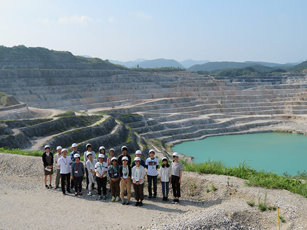 幅が約1.2kmある石灰石鉱山は絶景ポイント