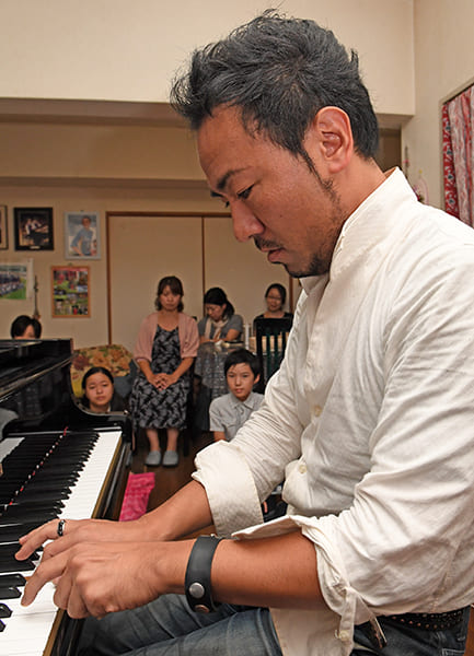 帰国時、子供たちにピアノを教えるために立ち寄ったピアノ教室でミニリサイタル（撮影／杉原照夫）