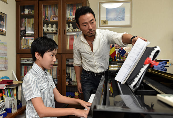 レッスンは山下くんの住む福岡のピアノ教室で1時間びっしり行われた（撮影／杉原照夫）