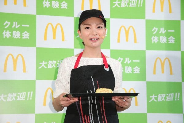 かつてマクドナルドでバイトをしていた保田圭、約20年ぶりに制服着用