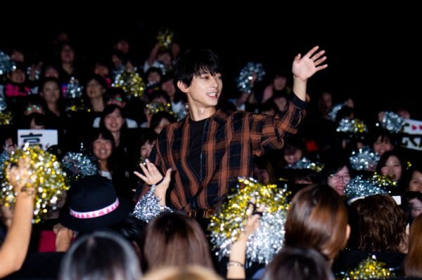 映画『銀魂2』のイベントで客席を歩く吉沢亮