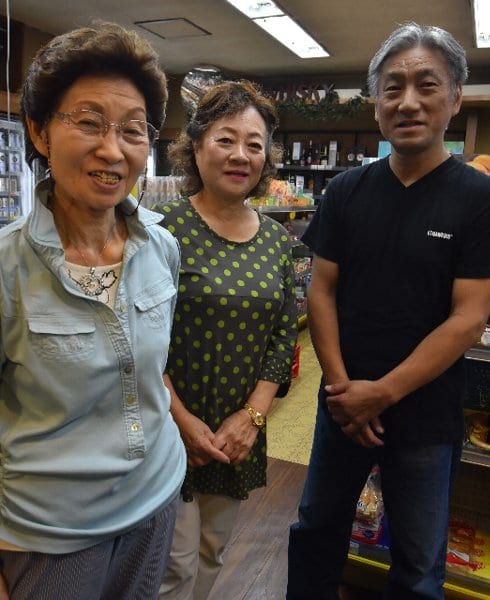 2代目女将の黒野裕子さん（左）と女将の妹、飯塚よし子さん（中央）3代目の黒野達也さん（右）が店を切り盛りする