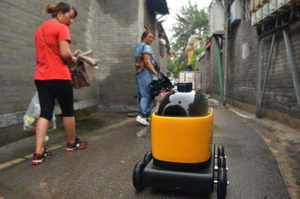 北京の路地を行く無人配送ロボット　Imaginechina/AFLO