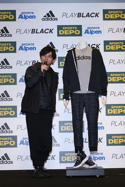 ブラックコーデを紹介するSKY-HI