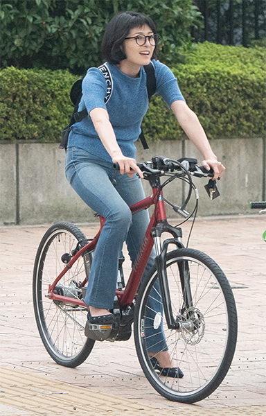 W不倫を認めた阿部哲子アナ 自転車で颯爽と走る写真5枚 Newsポストセブン W不倫を認めた阿部哲子アナ 自転車で颯爽と走る写真5枚 Newsポストセブン