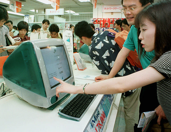 『iMac』日本語版が発売されたのもこの年（写真／アフロ）