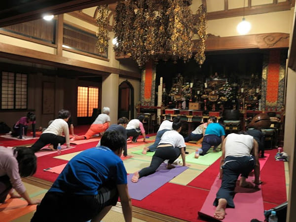 本尊の前でヨガを行っている陽岳寺