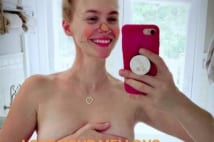 トップレスでジャニュアリー・ジョーンズが乳がん検査を推進