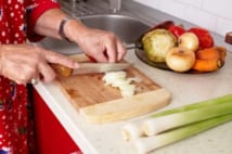 認知症の母、どんどん料理ができなくなる…現実と受け止め方