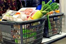 スーパーでの賢い食材の買い方、“まとめて”か“その都度”か