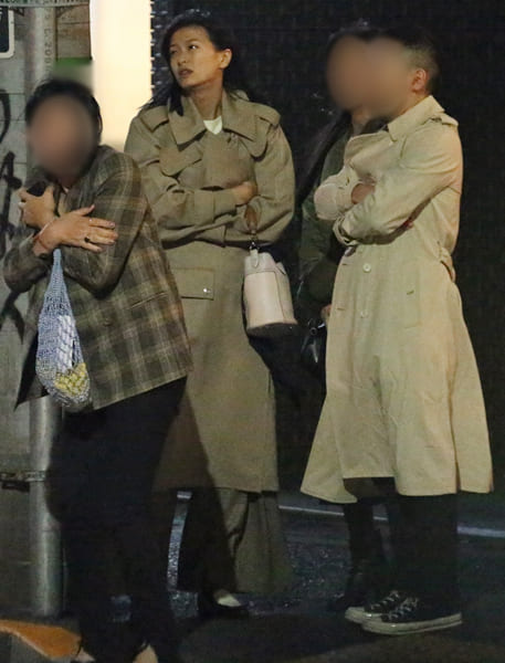 男性の友人と話す榮倉奈々