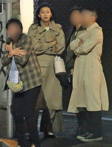 飲み会を終え、3人の友人とともにバーから出てきた榮倉奈々
