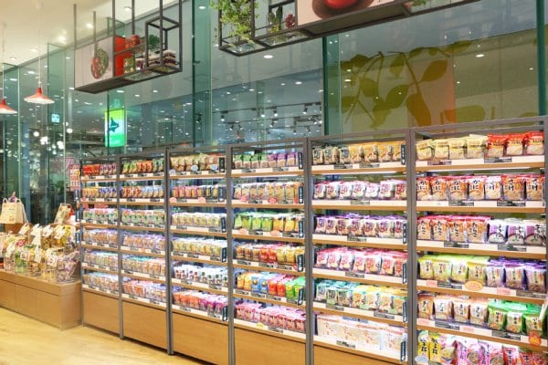 アンテナショップには商品約100種類以上がズラリ(撮影/菅井淳子)