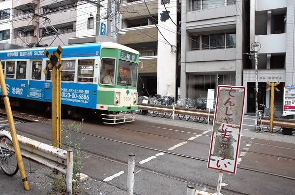 2015年に撮影。当時は踏切であることを掲示する踏切警標が立てられていた