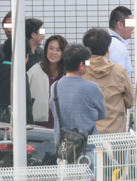 ロケ中に笑顔を見せるゴクミ