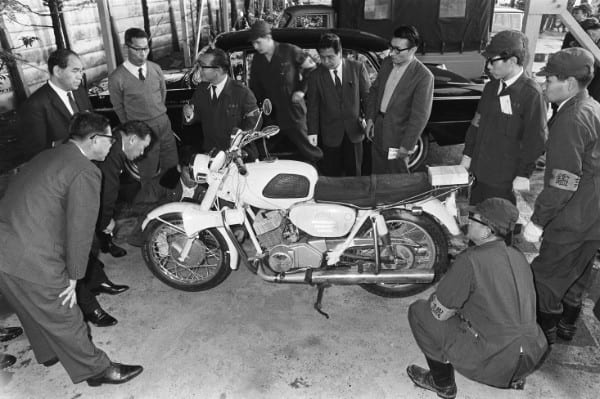 事件で使われた偽の白バイ（時事通信フォト）