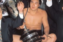 故・輪島氏の豪快伝説「優勝パレードの車を北の湖に借りた」