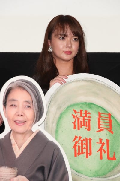 樹木希林さんの等身大パネルと多部未華子