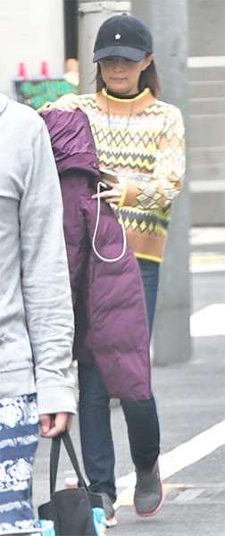 手にしたのは紫色の厚手ダウン