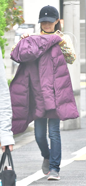 畳もうと思ったのか、ダウンを広げる麻耶