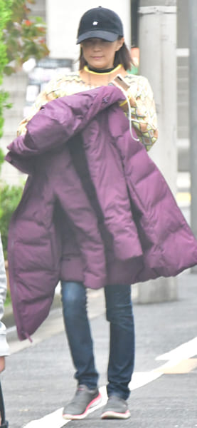 ダウンジャケットを大きく広げて…