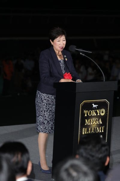 大井競馬場で挨拶をする小池百合子・東京都知事