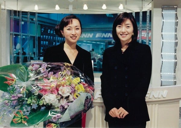 フジテレビ退社時の近藤サトアナ、右は田代尚子アナ（1998年）