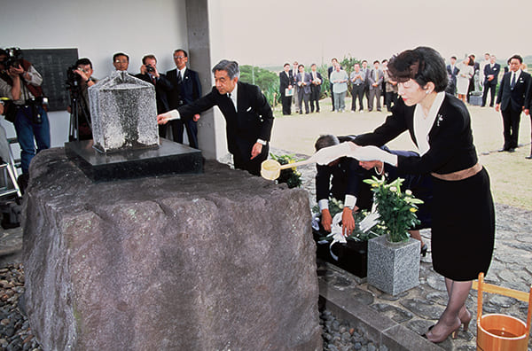 硫黄島の天山慰霊碑に献水される両陛下